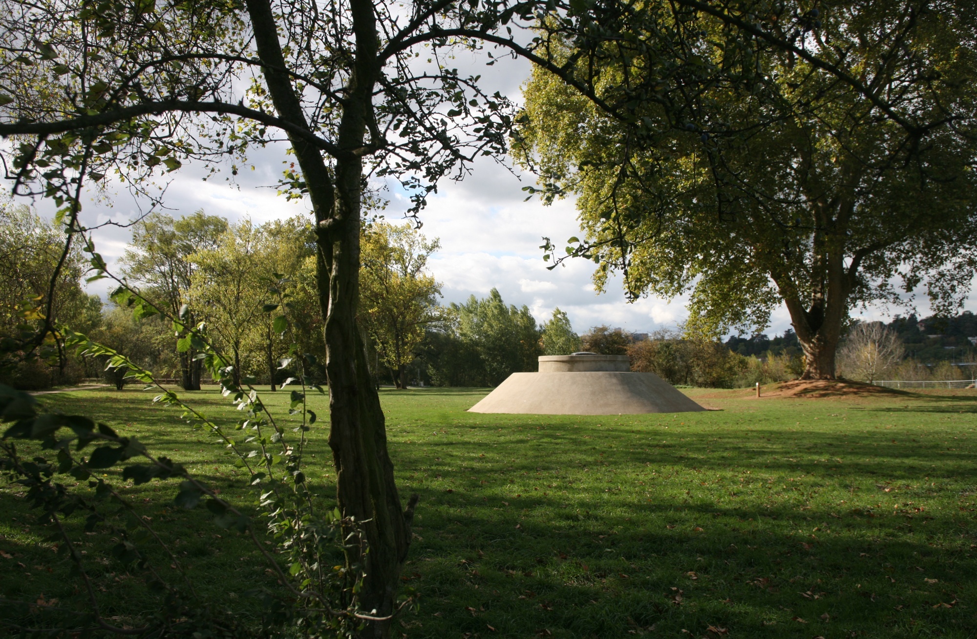 photographie du parc de la Feyssine de la ville de Lyon avec un puit de captage.