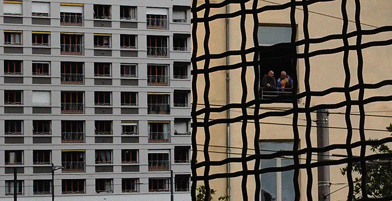 photomontage de deux images de façades de bâtiments avec de mutliples petites fenêtres.