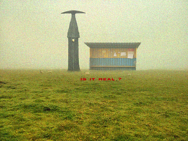 photomontage d'un entité étrange à côté d'un abris de bus dans un champ.