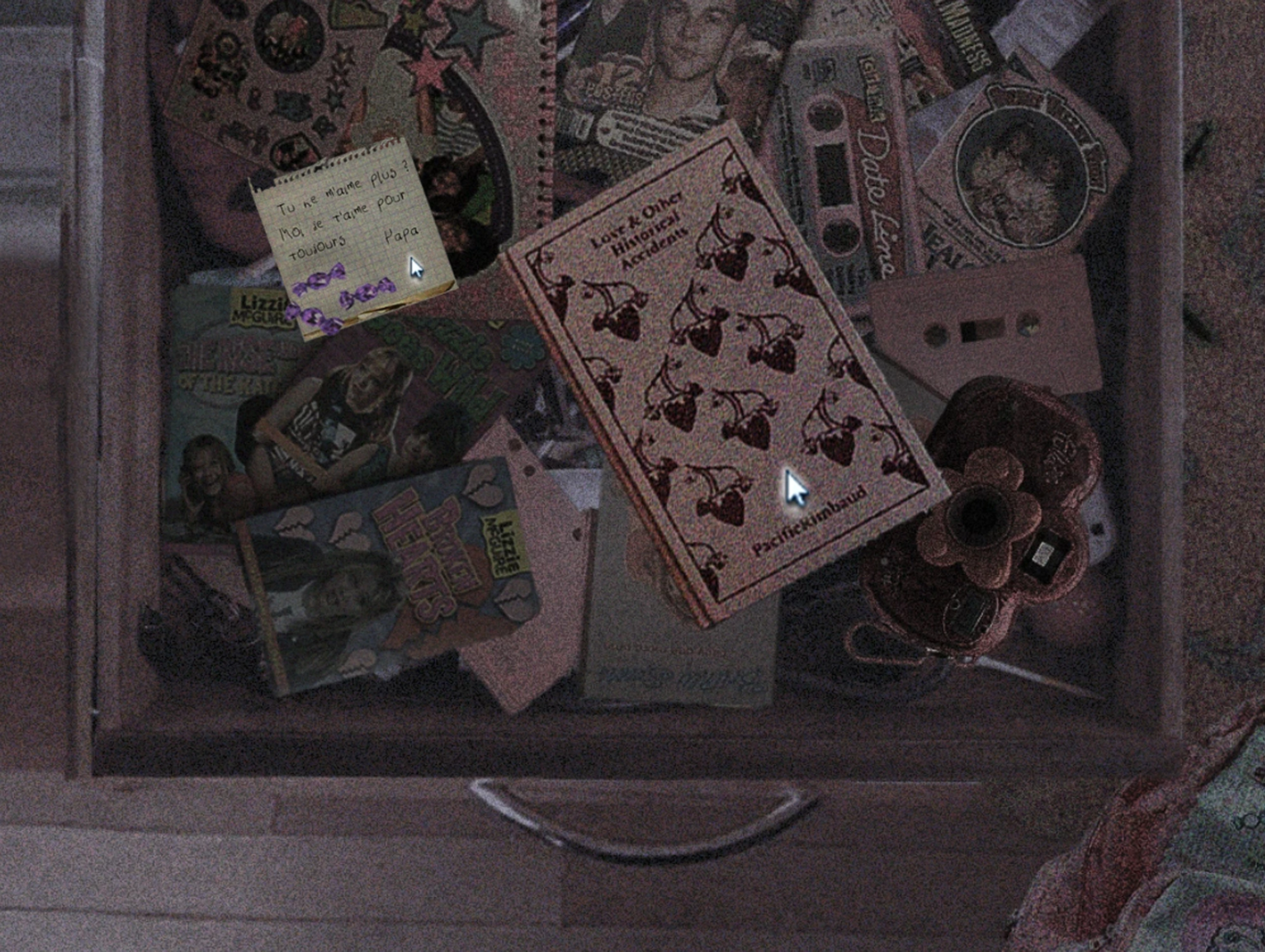 image d'une scène du projet Les Violettes sous l'oreiller, montrant un tiroir ouvert vue du dessus et rempli d'objets divers tels des magazines d'adolescent, des posters, un appareil photo, une note et un livre.