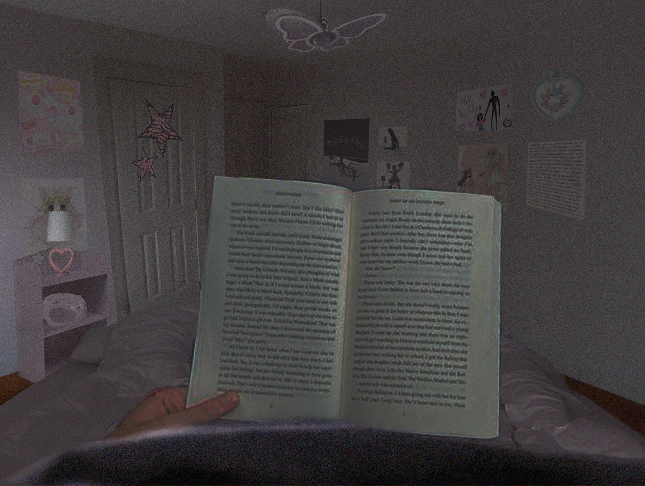 image d'une scène du projet Les Violettes sous l'oreiller, monntrant une chambre d'un point de ue subjectif avec un livre ouvert en premier plan.