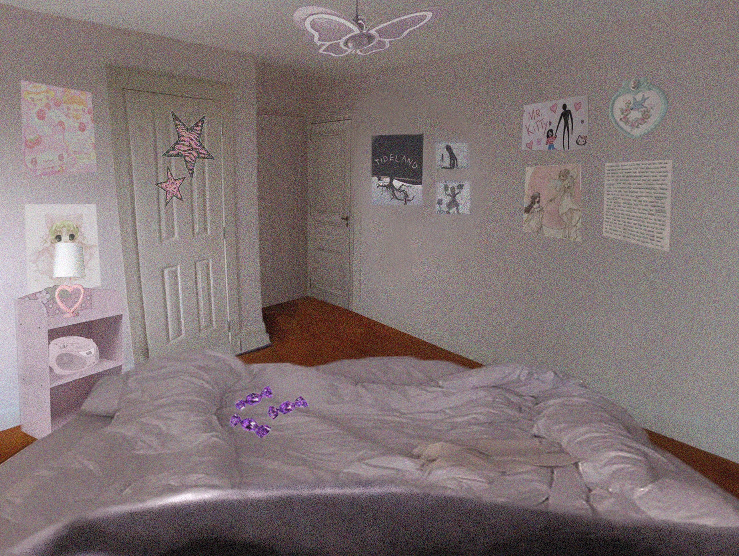 image d'une scène du projet Les Violettes sous l'oreiller, montrant une chambre d'un point de vue subjectif avec de poster sur les murs et des bonbons à la violettes posés sur le lit.